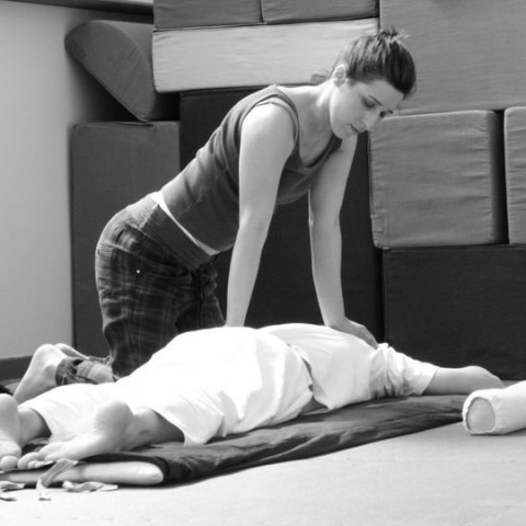 La naturopata Roberta Frassine durante un trattamento Shiatsu