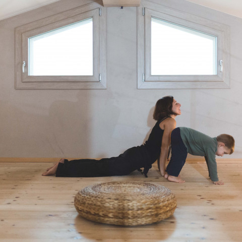 Roberta Frassine durante la pratica delel discipline olistiche per gravidanza e post gravidanza