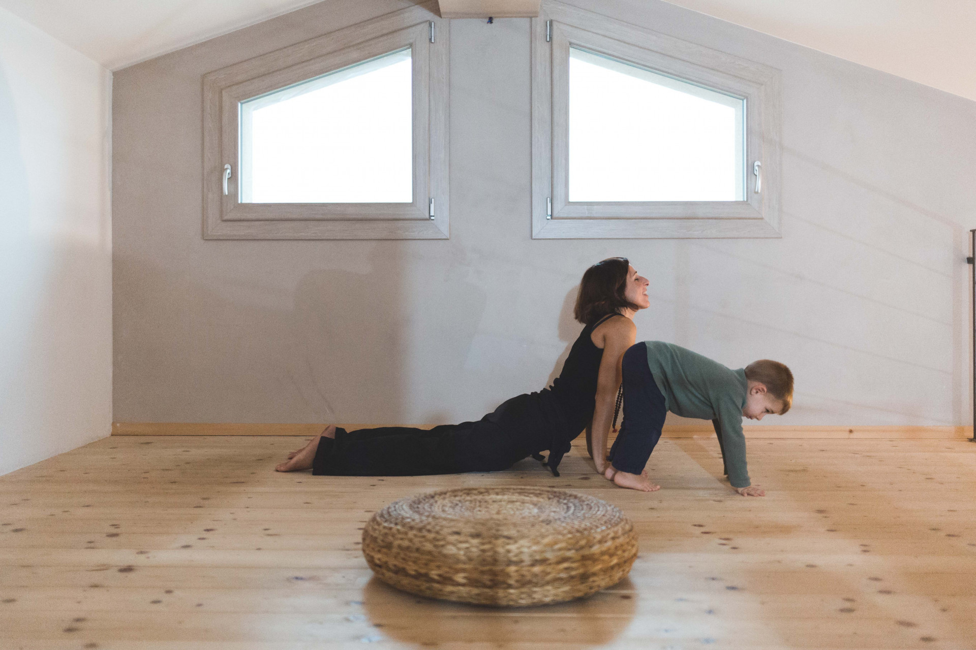 Roberta Frassine durante la pratica delel discipline olistiche per gravidanza e post gravidanza